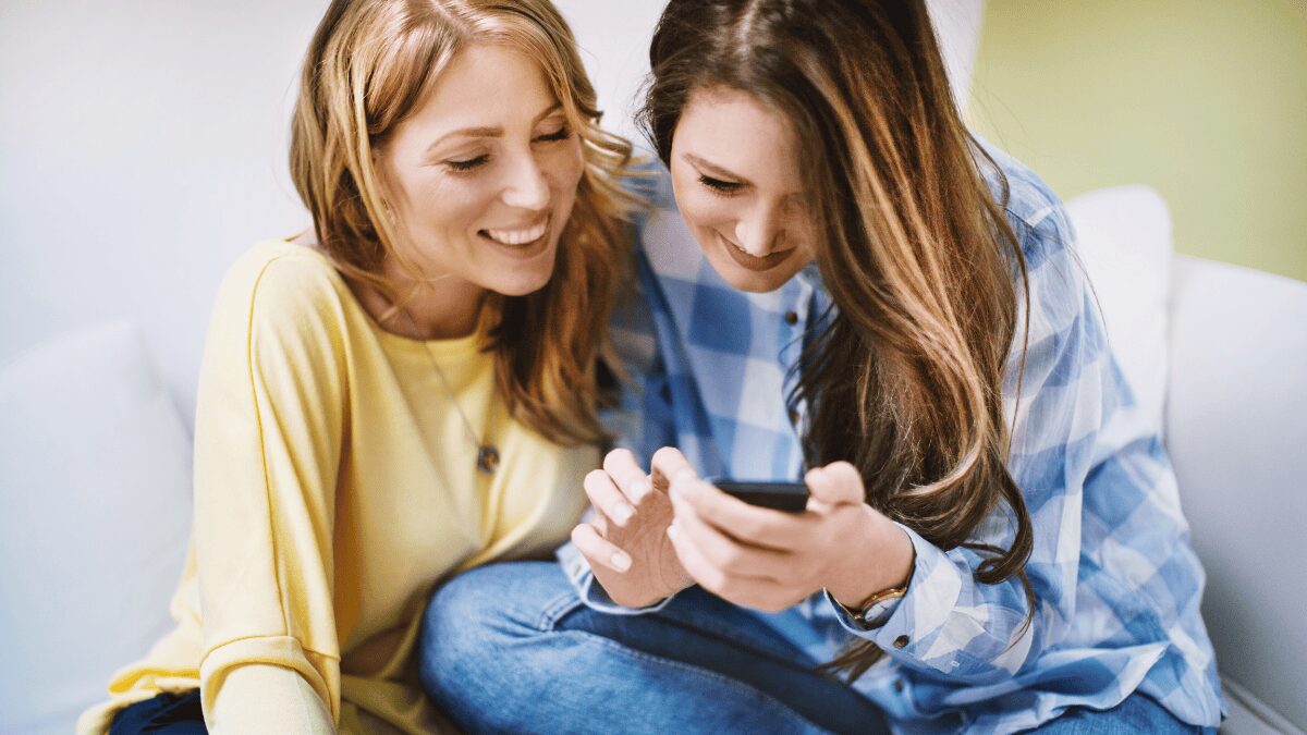 スマホでプレゼントを選ぶ女性2人