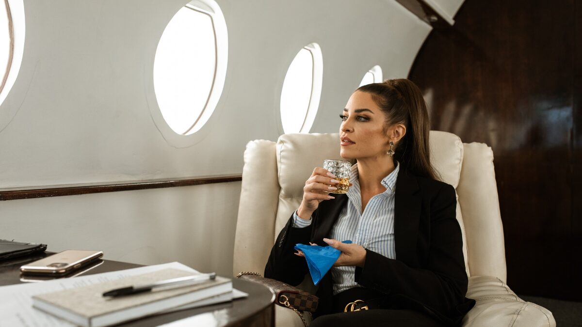 飛行機のファーストクラスの乗る女性