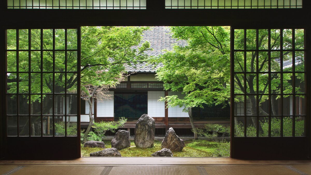 高級旅館の日本庭園のイメージ画像