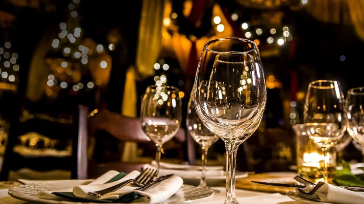 レストランの店内、ワイングラス