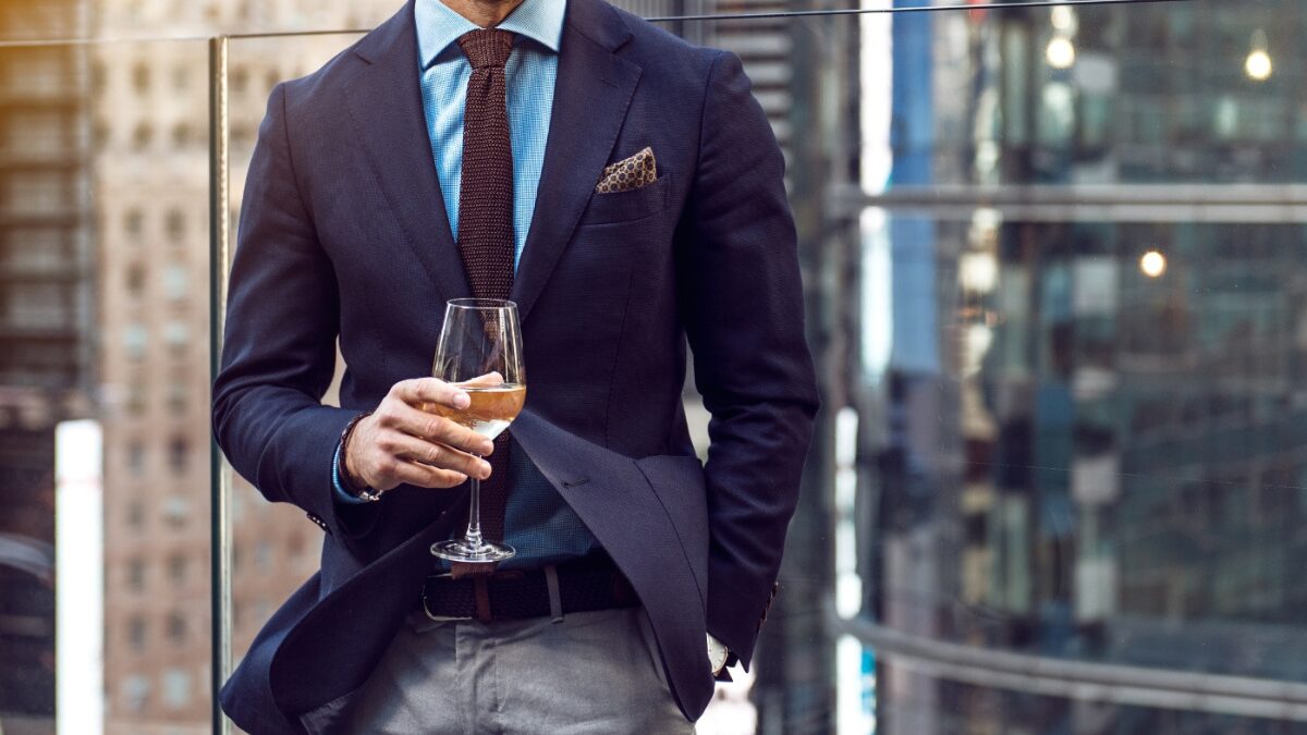 グラスを持っているスーツの男性