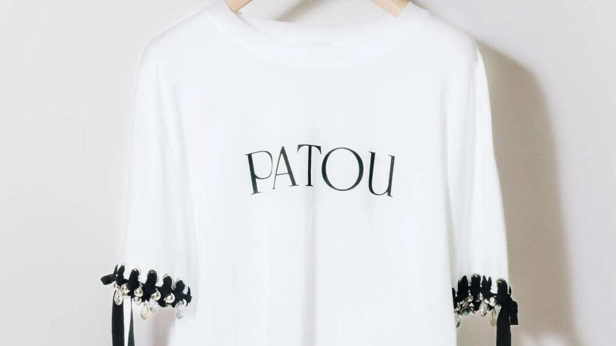 Patouの白いロゴTシャツ