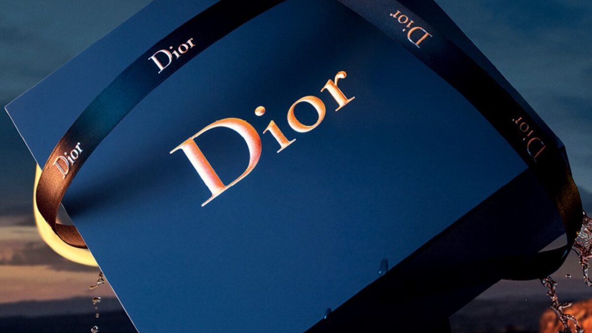 Diorのギフトボックス。濃紺の箱にゴールドのロゴデザイン