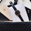 黒いバッグに腕時計やスマートフォンが入っている様子