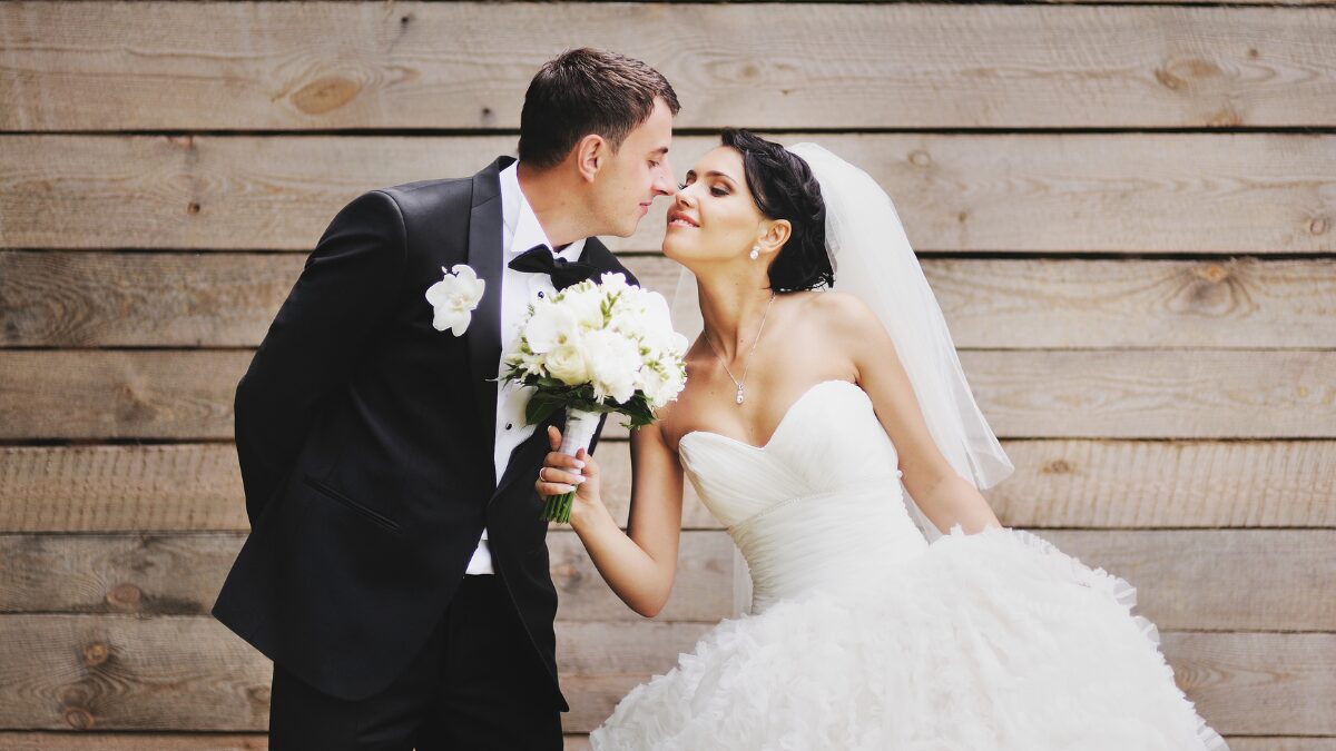 結婚式の様子。花嫁と花婿が寄り添う写真