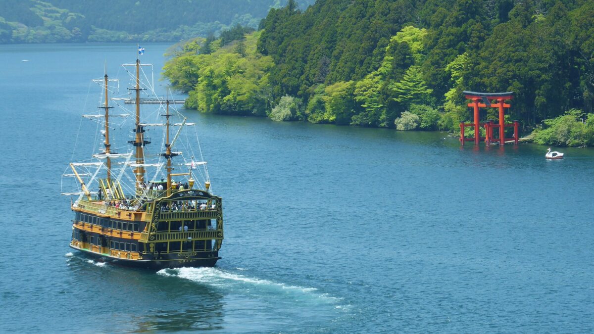 芦の湖の遊覧船と箱根神社の鳥居