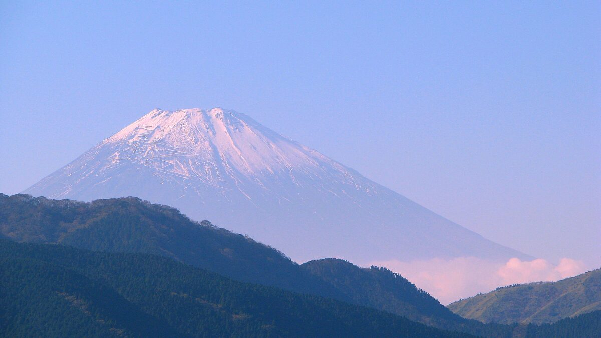箱根の山と富士山