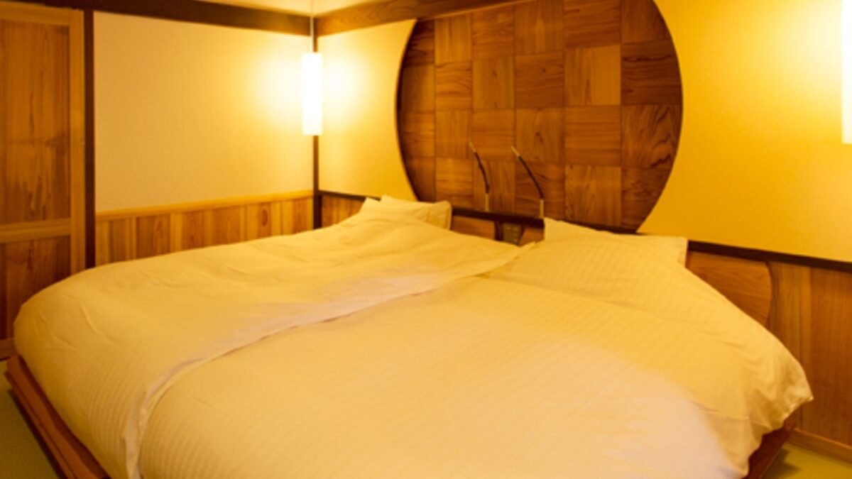 強羅花扇 円かの杜のベッドルームの様子