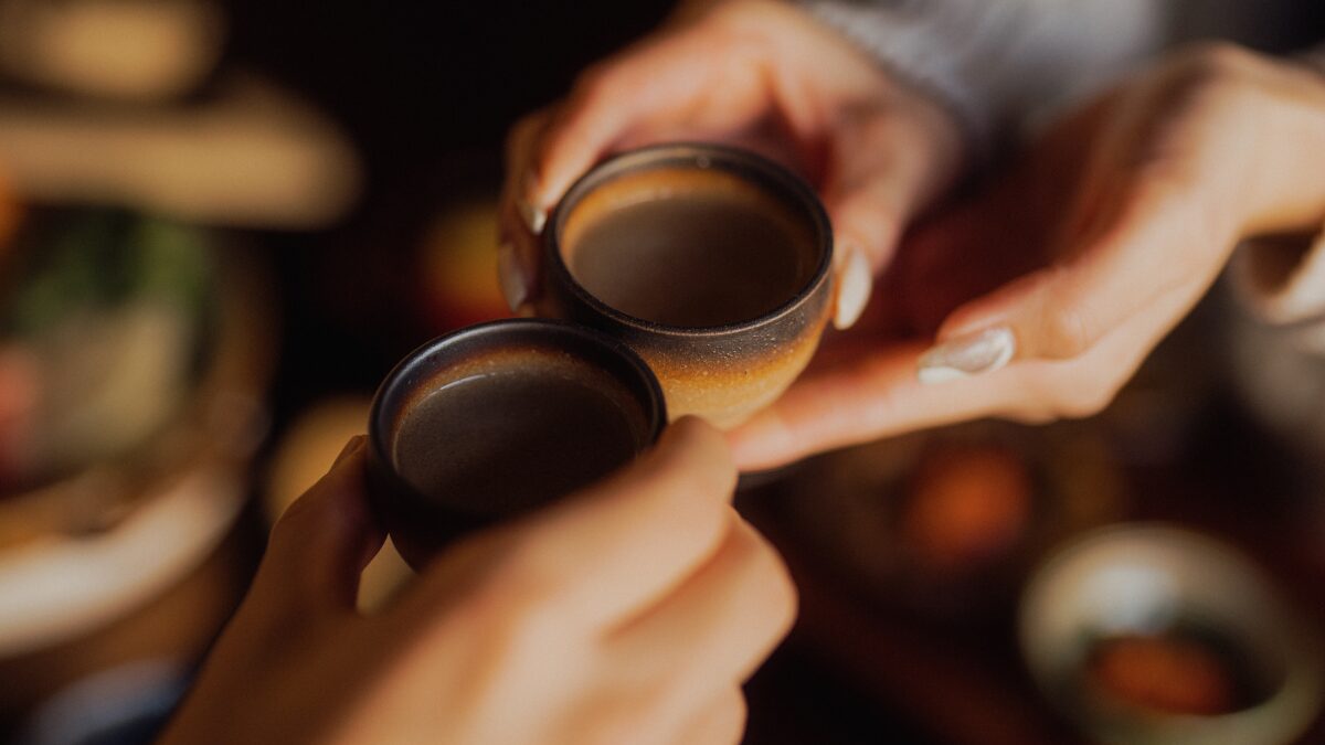 日本酒で乾杯する夫婦