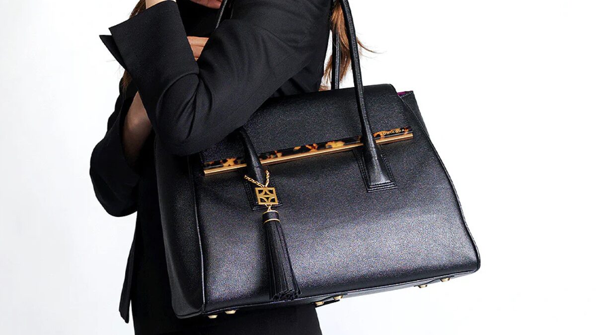 FUMIKODAの高級感のある黒いバッグ。2色の組み合わせが美しいデザイン。