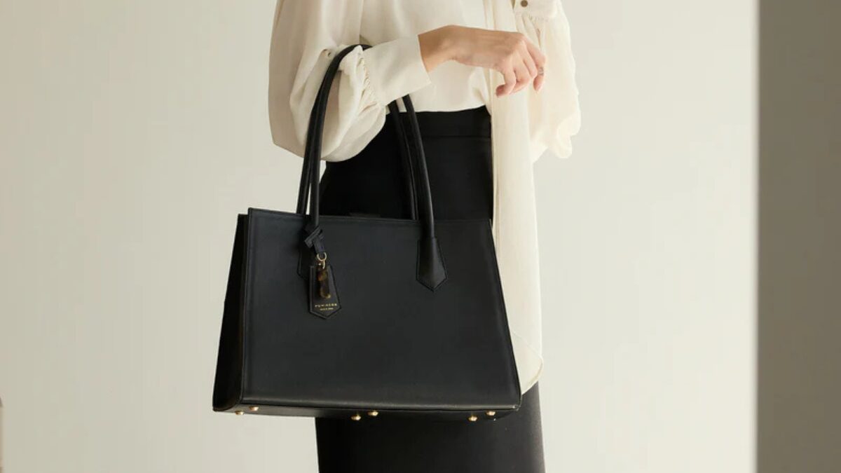 FIMIKODAの黒いシンプルでタイムレスなバッグ