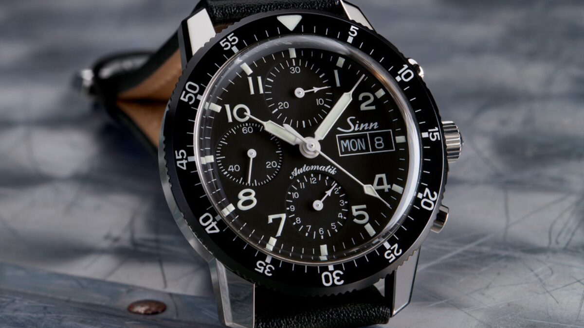 SINNの黒い腕時計
