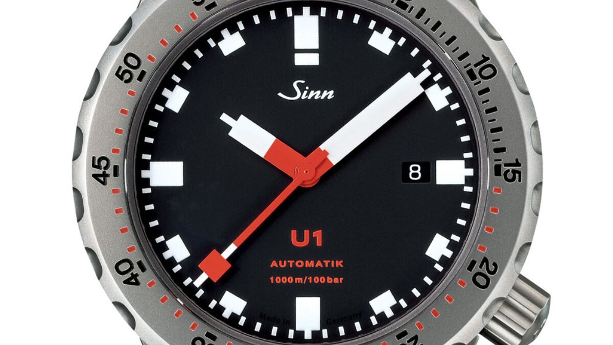 黒い文字盤のSINNの腕時計クローズアップ画像