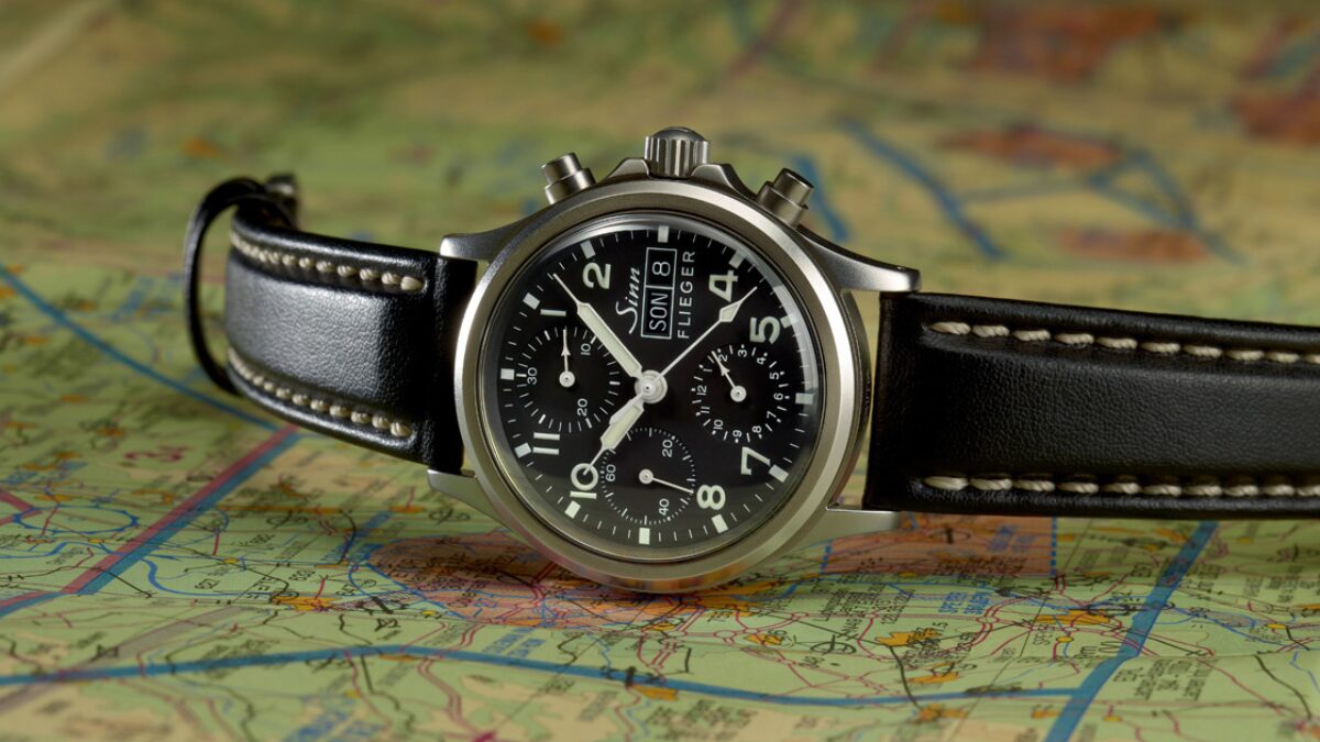 世界地図の上にSINNの黒い時計が置いてある