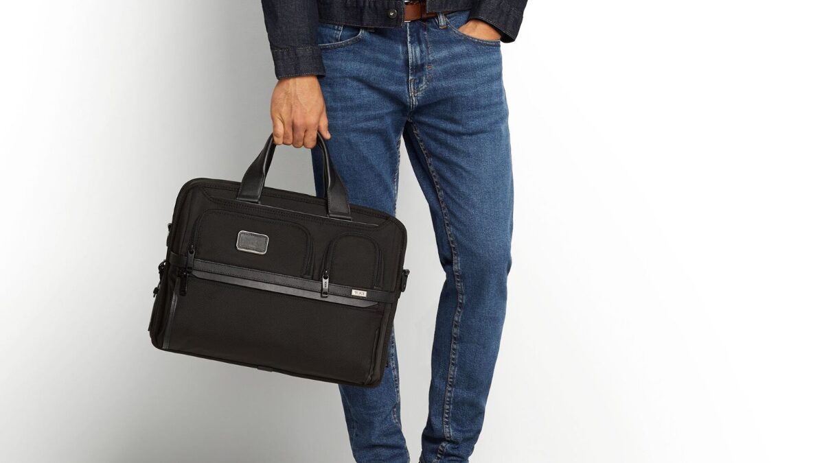 TUMIの黒いビジネスバッグを持っている男性