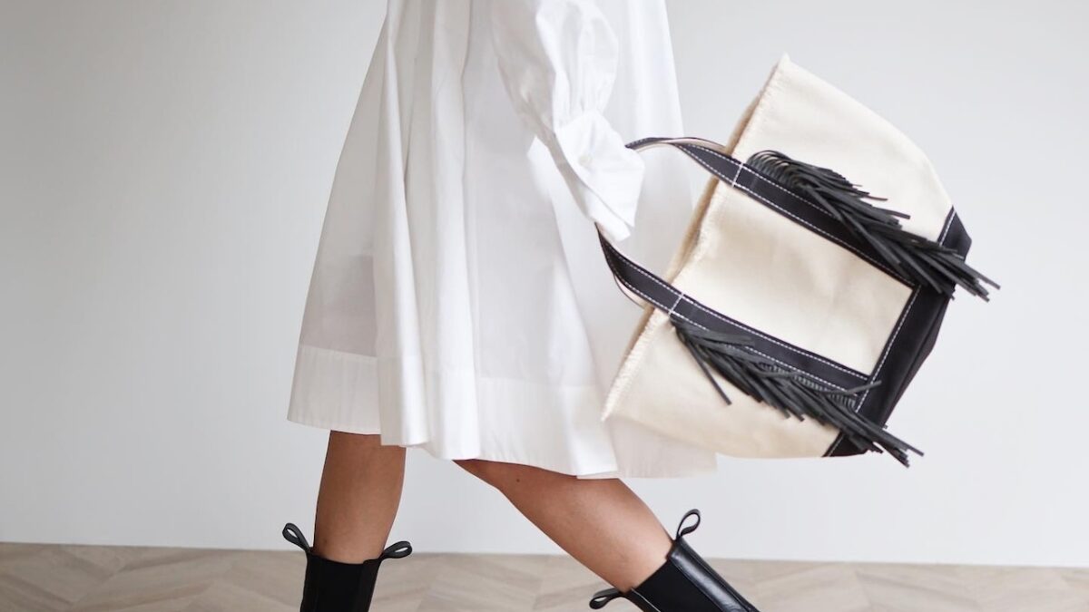 ayakoのバッグを持っている白いコットンスカートの女性