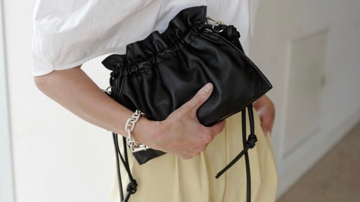 ayakoの黒いバッグを持っている女性