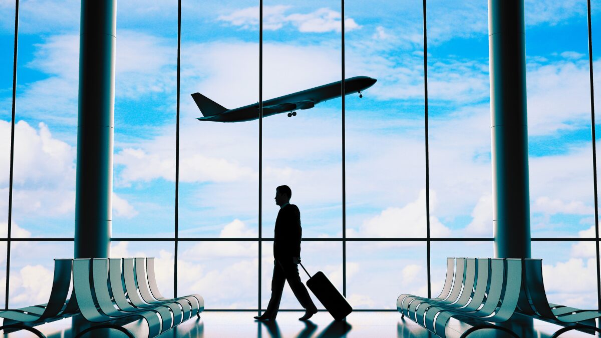 空港のイメージ画像。搭乗ゲートに向かうビジネスマンの様子