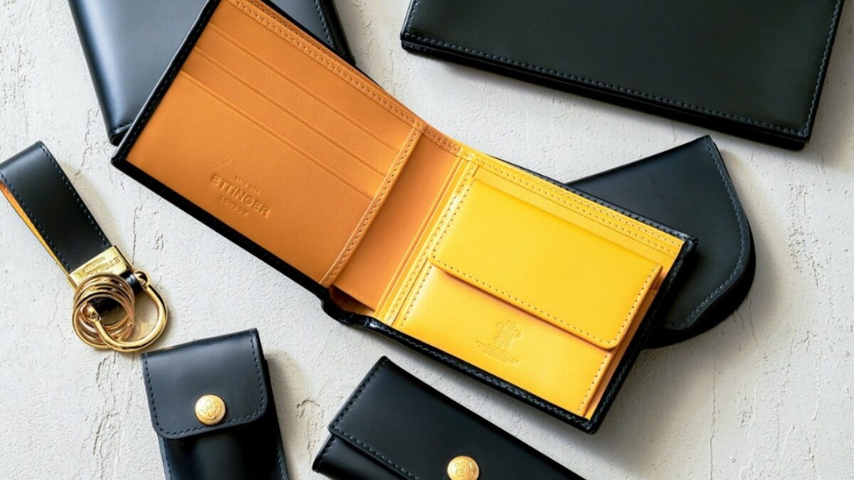 エッティンガーの二つ折り財布。鮮やかなイエローの中地