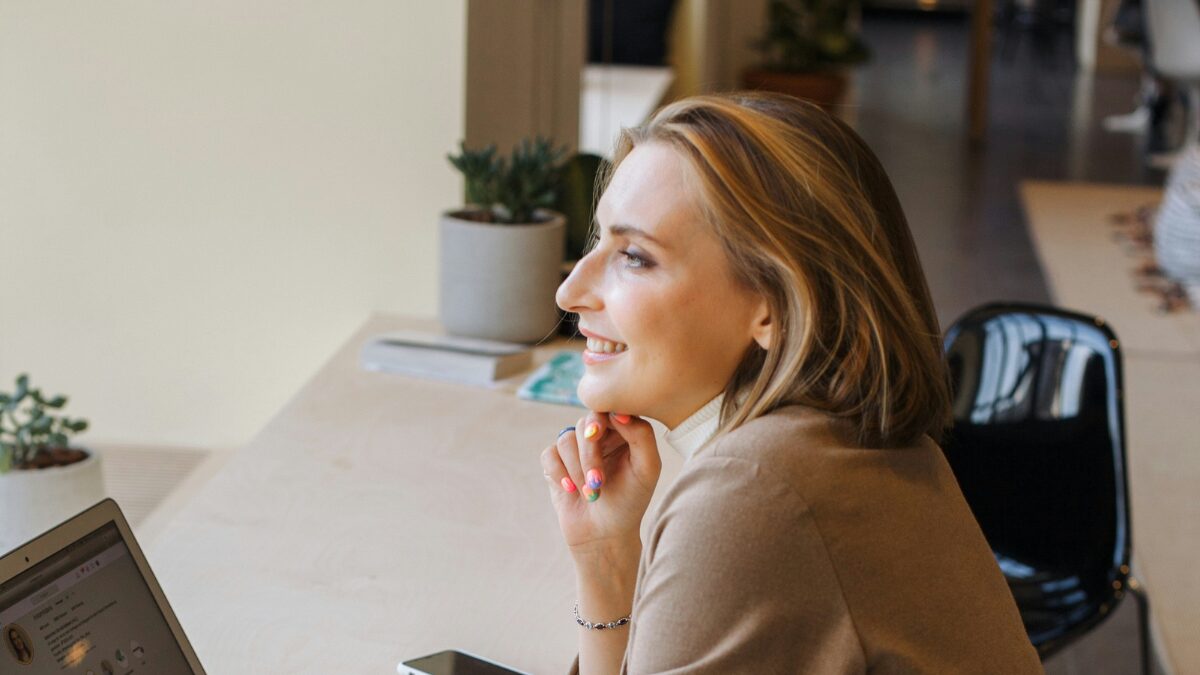 管理職の女性のイメージ画像。理知的で優し気な表情の女性