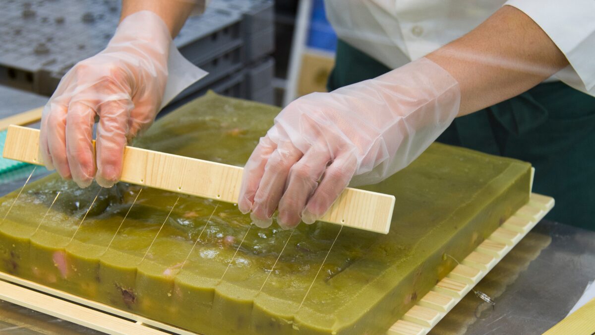 ういろうを作っている職人の様子