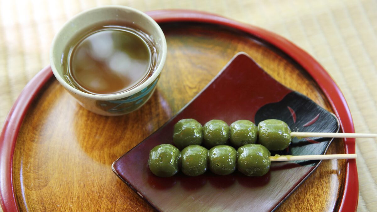 草団子とほうじ茶の写真