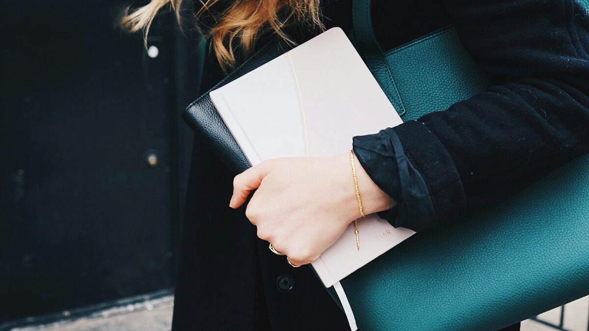 greenのバッグを持つ女性。