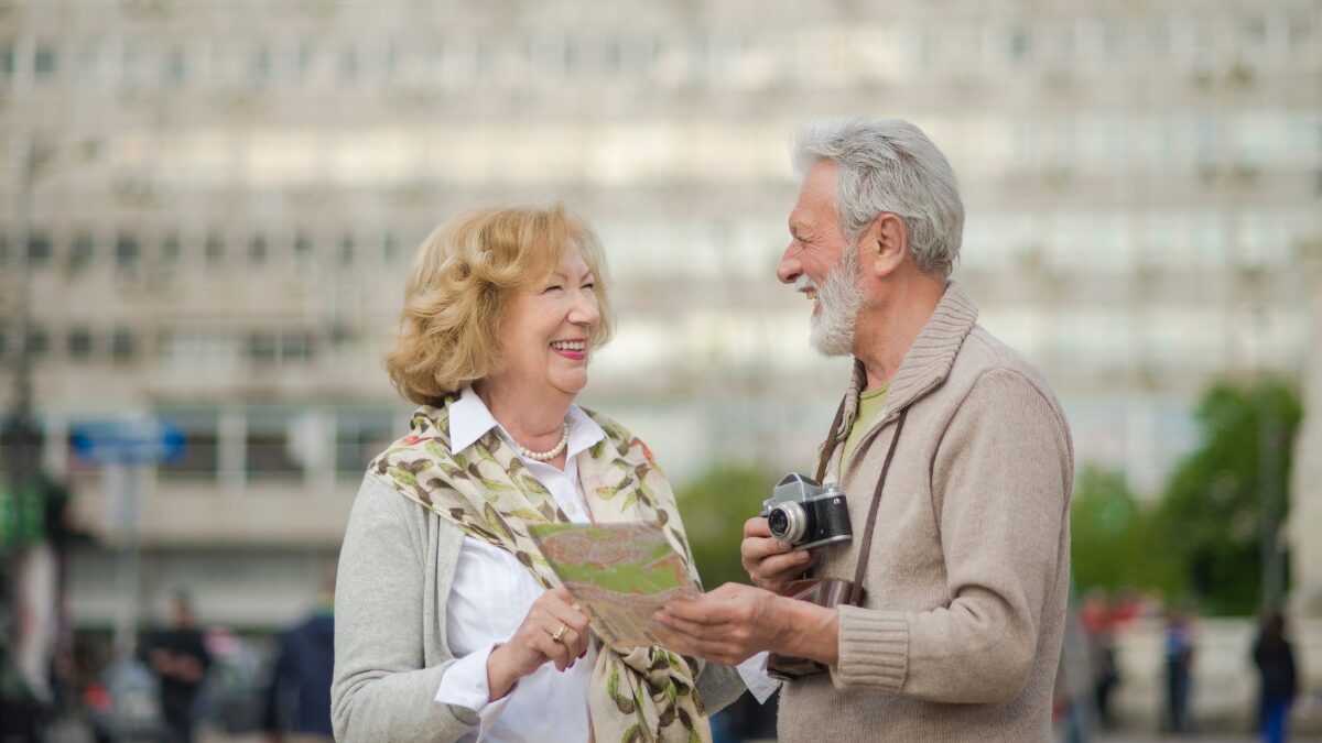 旅行を楽しむ高齢夫婦の仲睦まじい様子