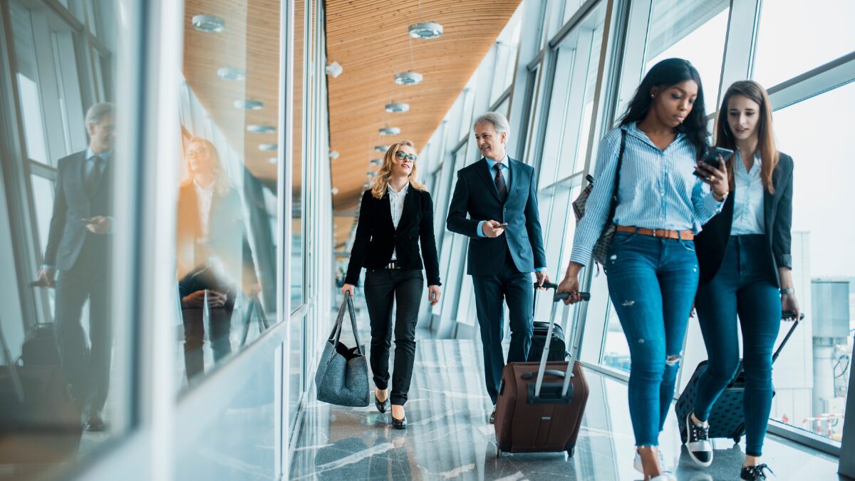 搭乗ゲートに歩く客の様子