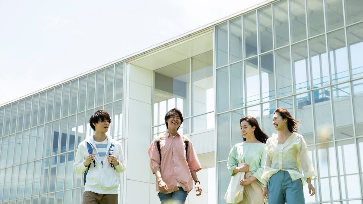 大学生たちが楽しそうに話しながら歩いている様子