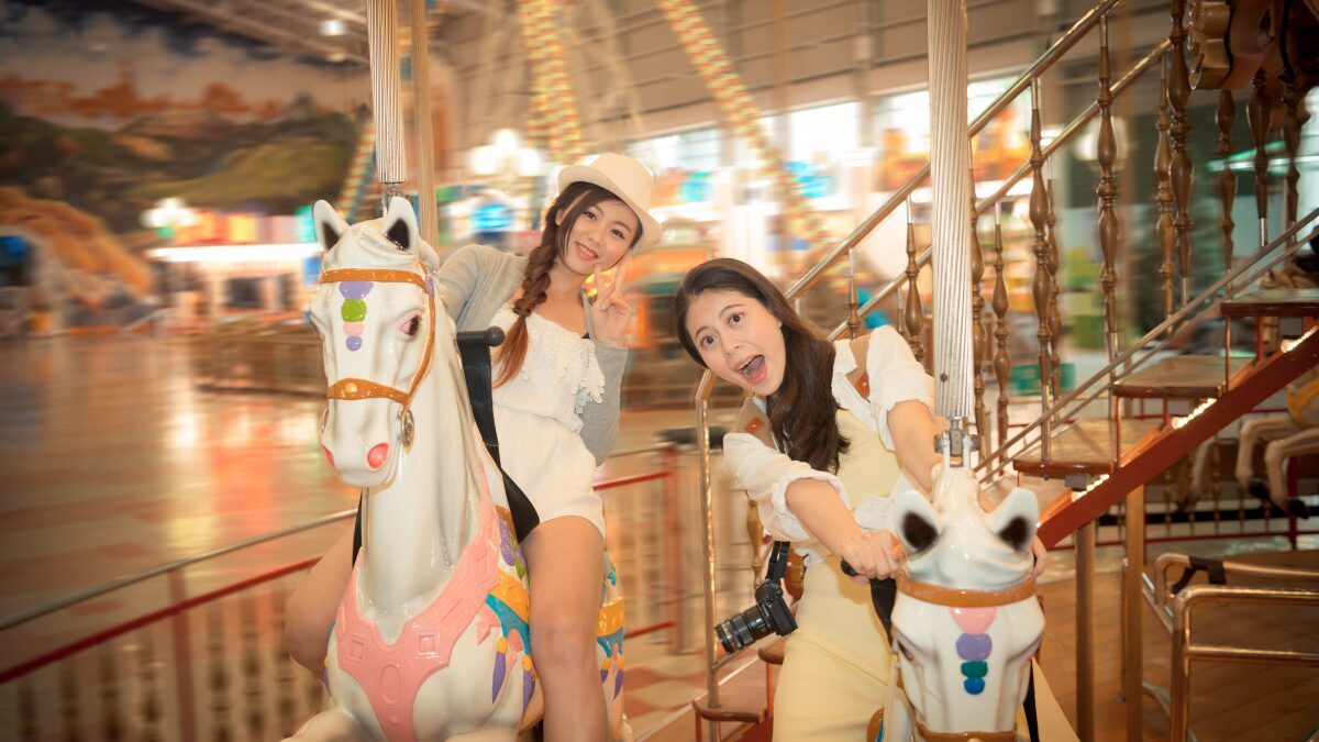 楽しそうにテーマパークではしゃぐ女子大生2人の様子