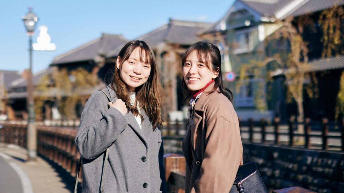 女子大生が国内旅行を楽しんでいる様子