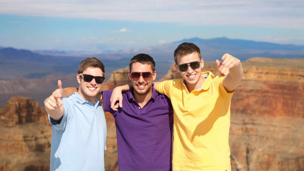 男子大学生が3人で旅行に行って写真を撮っている様子