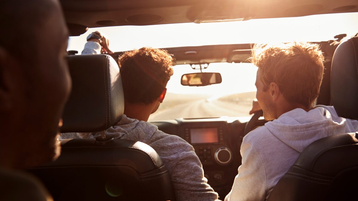 男子大学生が旅行で運転している様子