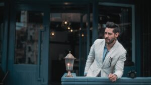 白いジャケットを着た英国紳士風のダンディーな男性モデルのポートレート