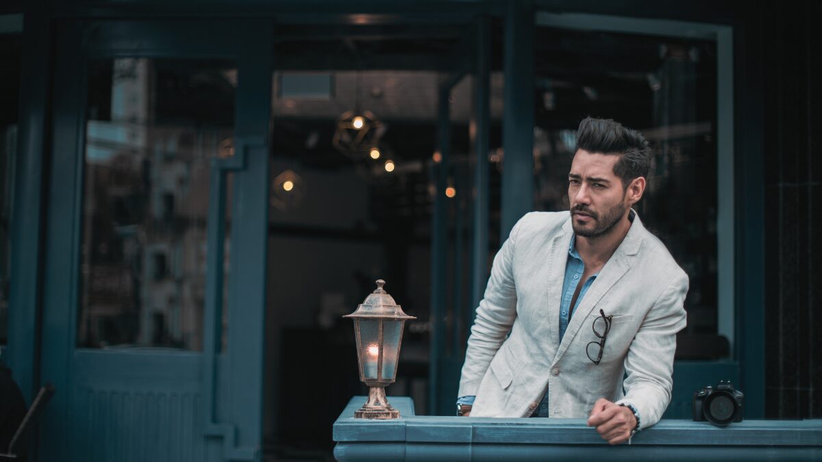 白いジャケットを着た英国紳士風のダンディーな男性モデルのポートレート