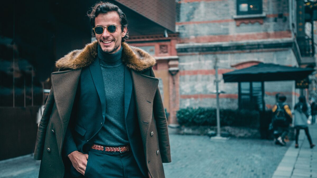 ダンディーな男性のポートレート。トレンチコートを羽織った英国紳士風の男性。