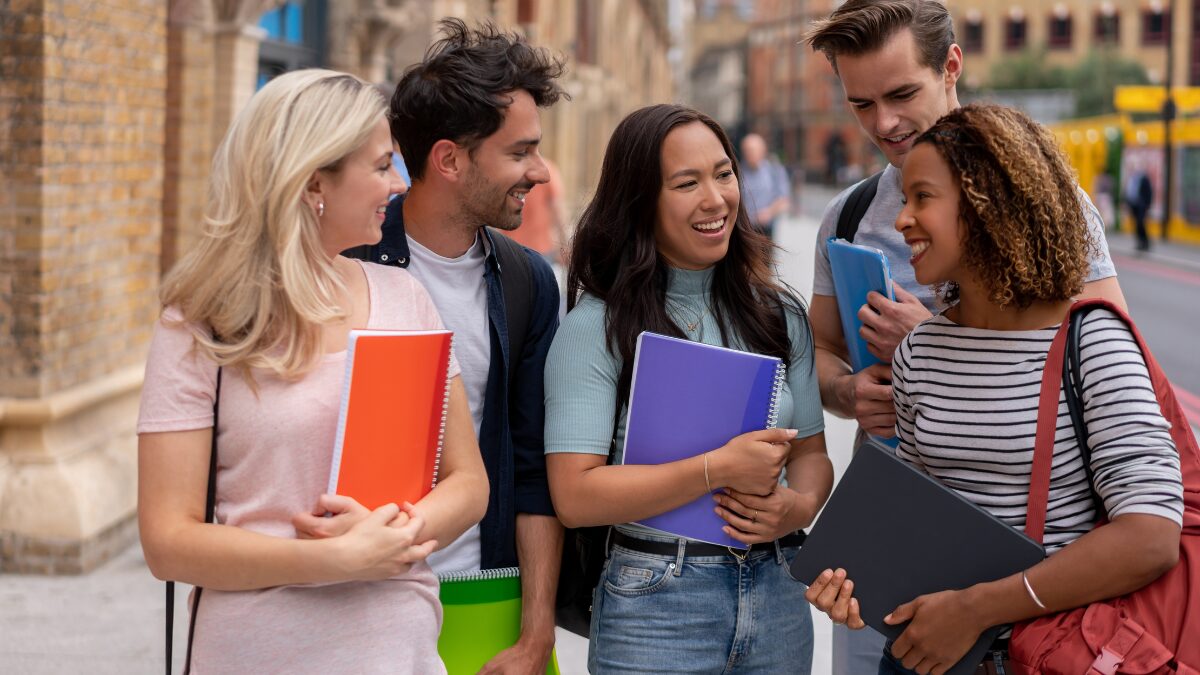 大学生がしゃべりながら歩いている様子