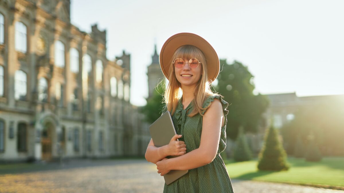 笑顔でこちらを見ている女子大学生