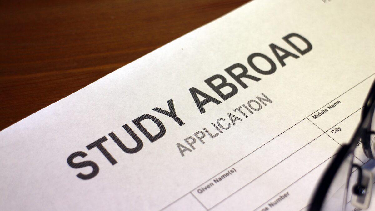 留学の手続きの用紙