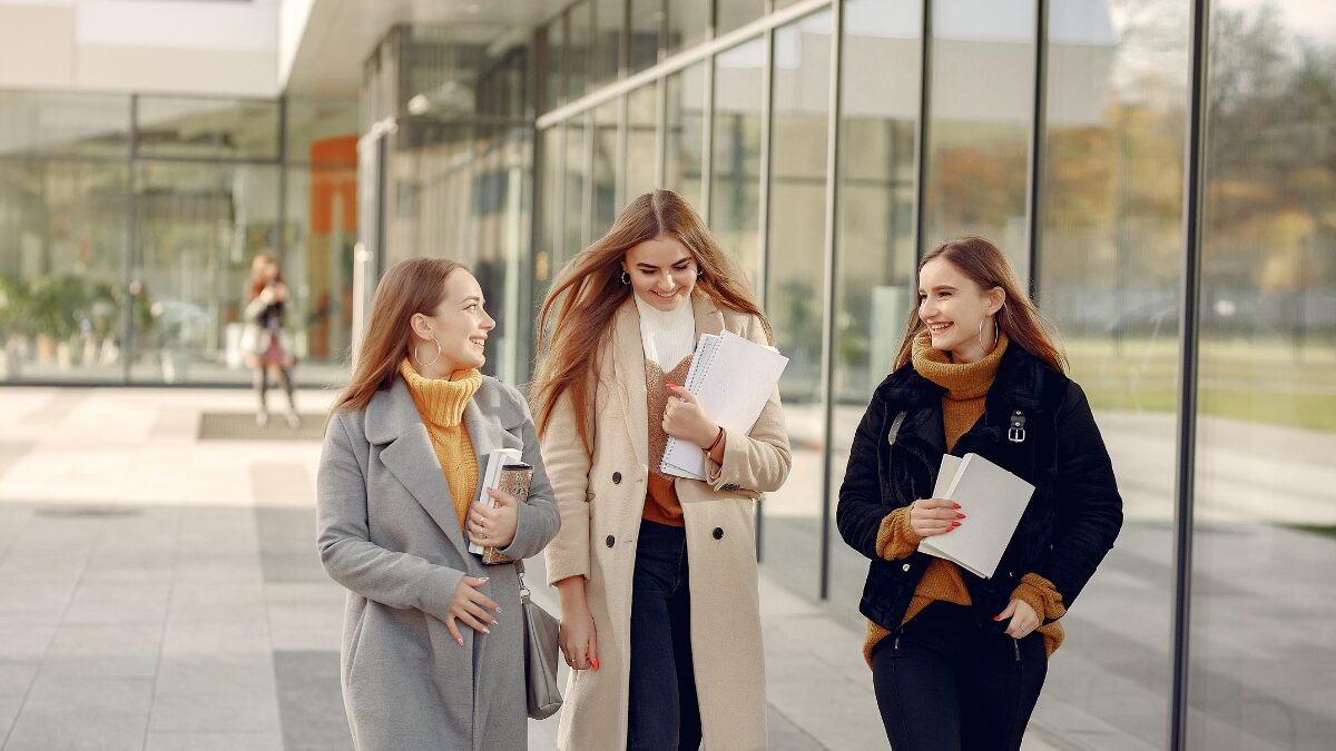 女子大学生が話しながら歩く様子