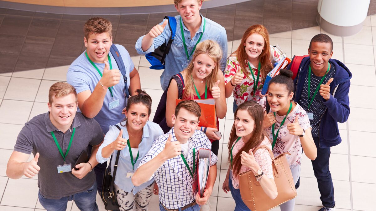 大学生が集まって写真を撮っている様子