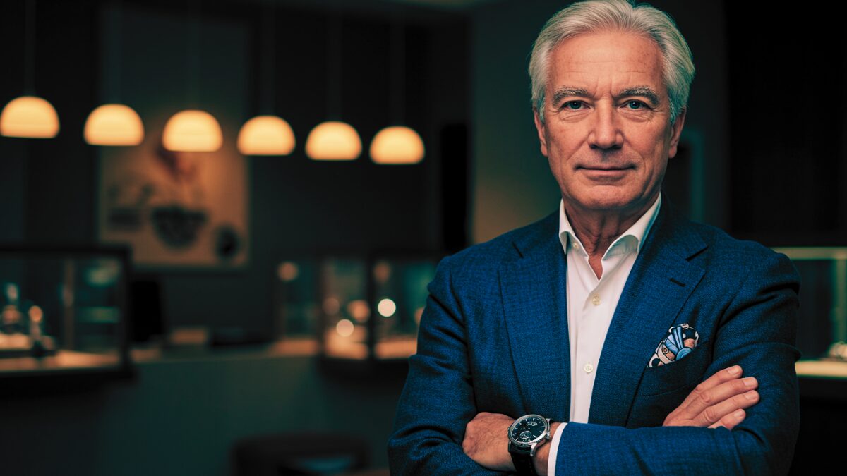 高級時計ブランドの創設者をイメージした画像。落ち着いた表情、洗練された装い、そしてラグジュアリーな空間が雰囲気。