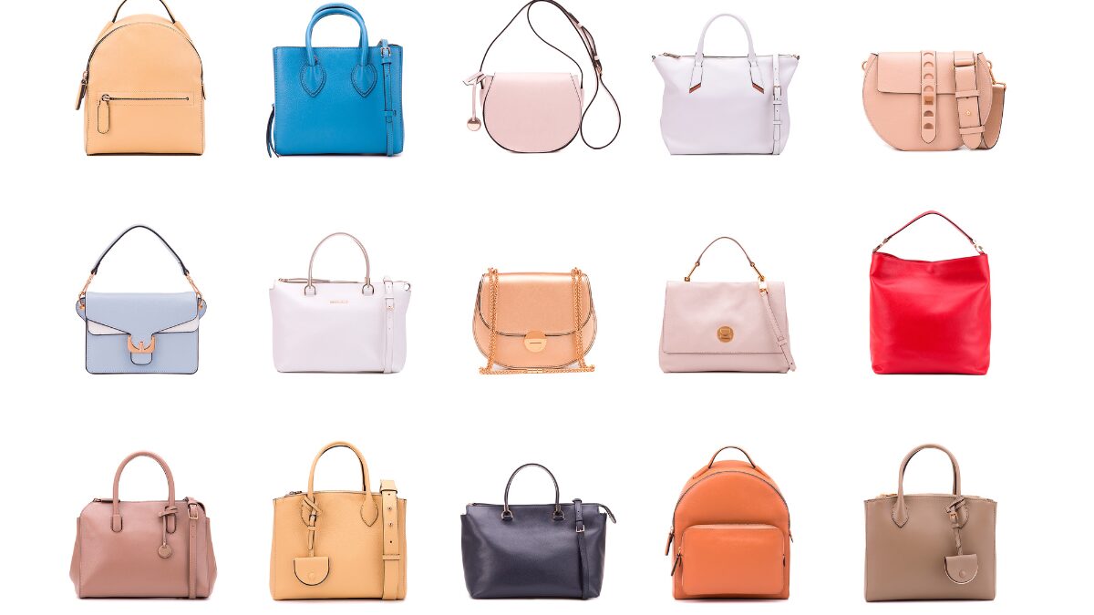 カラフルで色々なバッグが等間隔に並べている画像