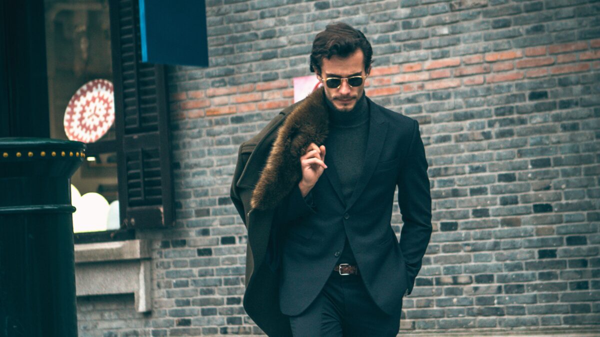 洗練されたファッションの紳士が歩いている様子