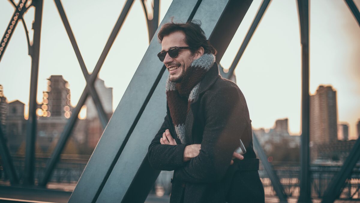 笑顔の男性のポートレート。夕日が窓ガラスに反射している