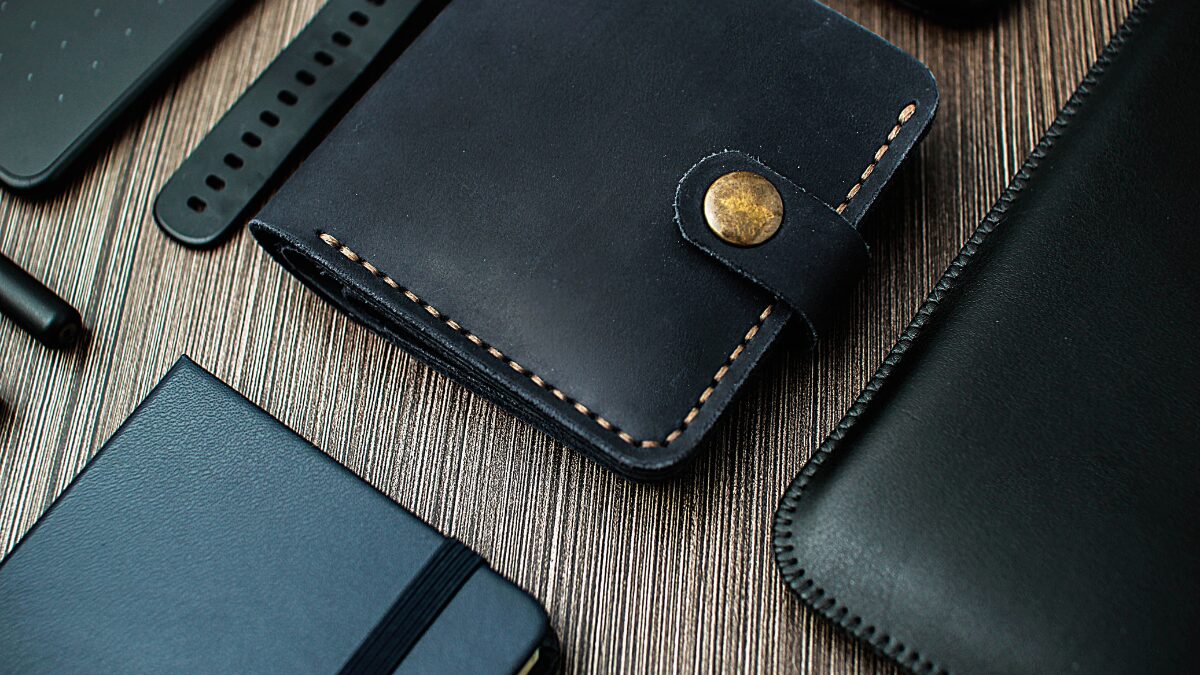 色々な革財布が並べられている様子