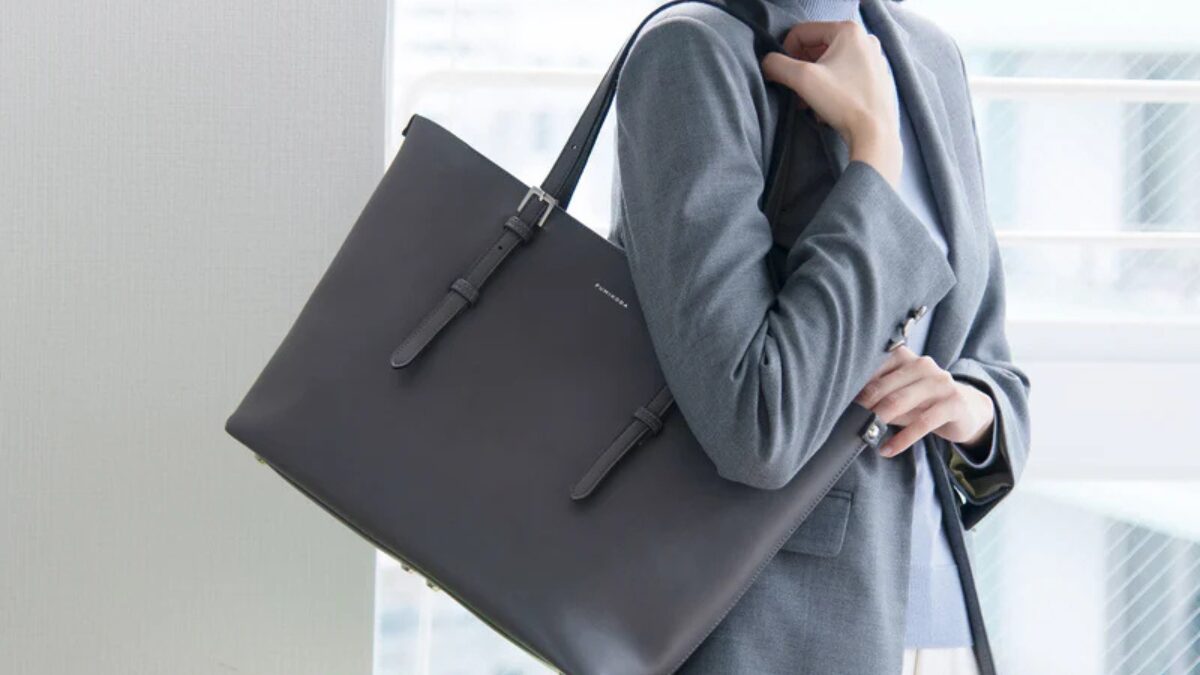 FIMIKODAのバッグALEXのシリーズを持っている女性の画像