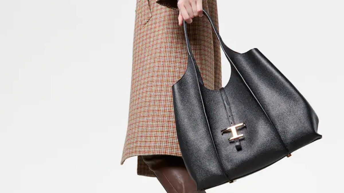 トッズのタイムレスバッグを持っている女性