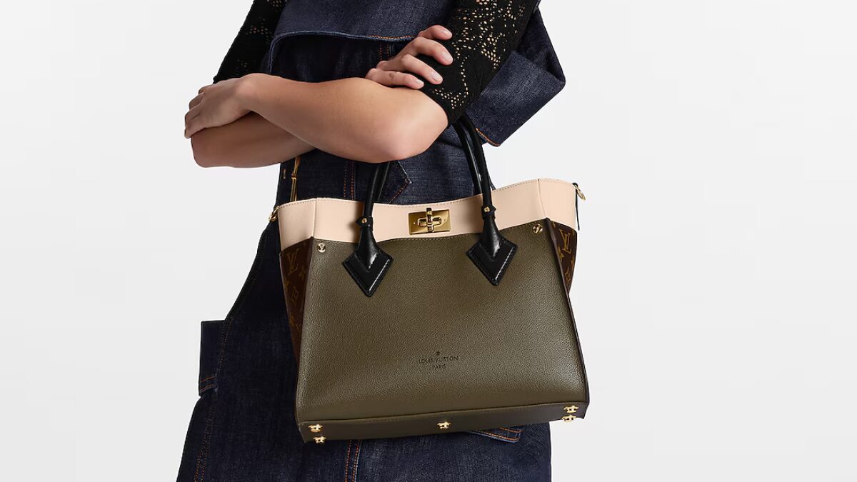 ヴィトンのオンマイサイドを持っている女性の画像